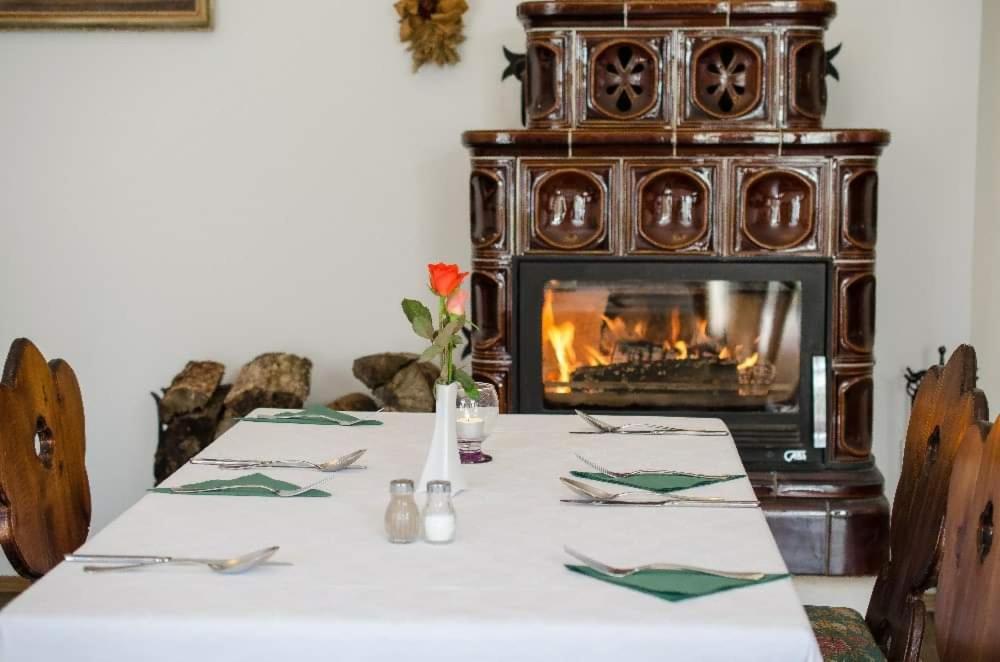 Lesní Hotel Peršlák Nová Bystřice Esterno foto