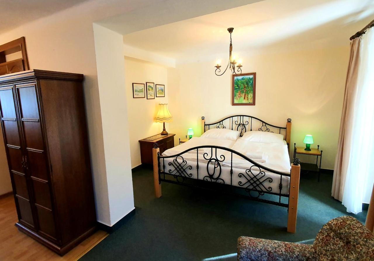 Lesní Hotel Peršlák Nová Bystřice Esterno foto